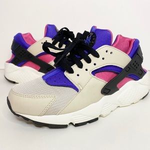 Women’s Nike Huarache 5.5Y